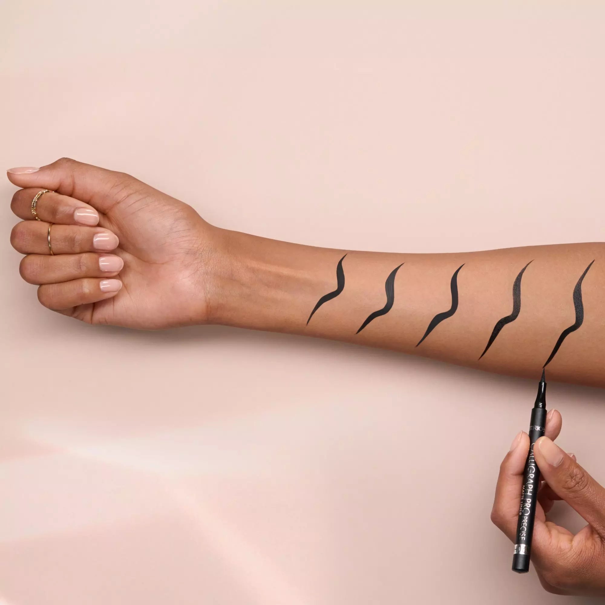 EYELINER CALLIGRAPH PRO PRECISE 20H MATTE WATERPROOF