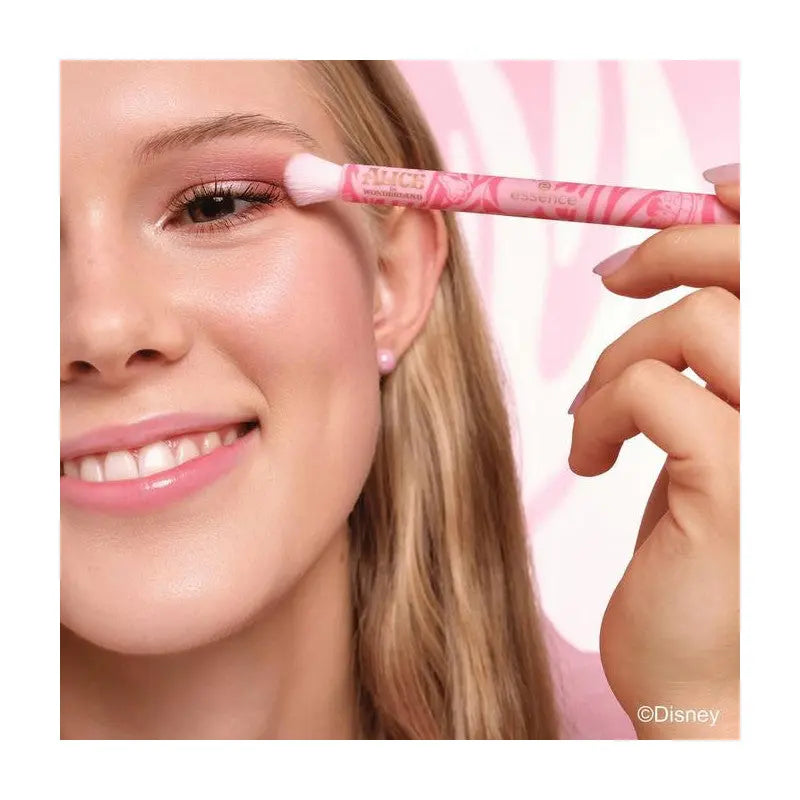 ALICE IN WONDERLAND ESSENCE DISNEY PINCEAU ESTOMPEUR POUR FARDS À PAUPIÈRES 01 essence